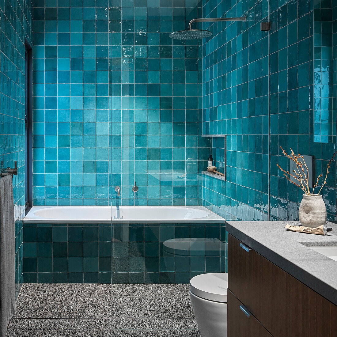 Badezimmer Mit Blauen Wandfliesen – Bild Kaufen – 13644988 Pertaining To Badezimmer Blaue Fliesen