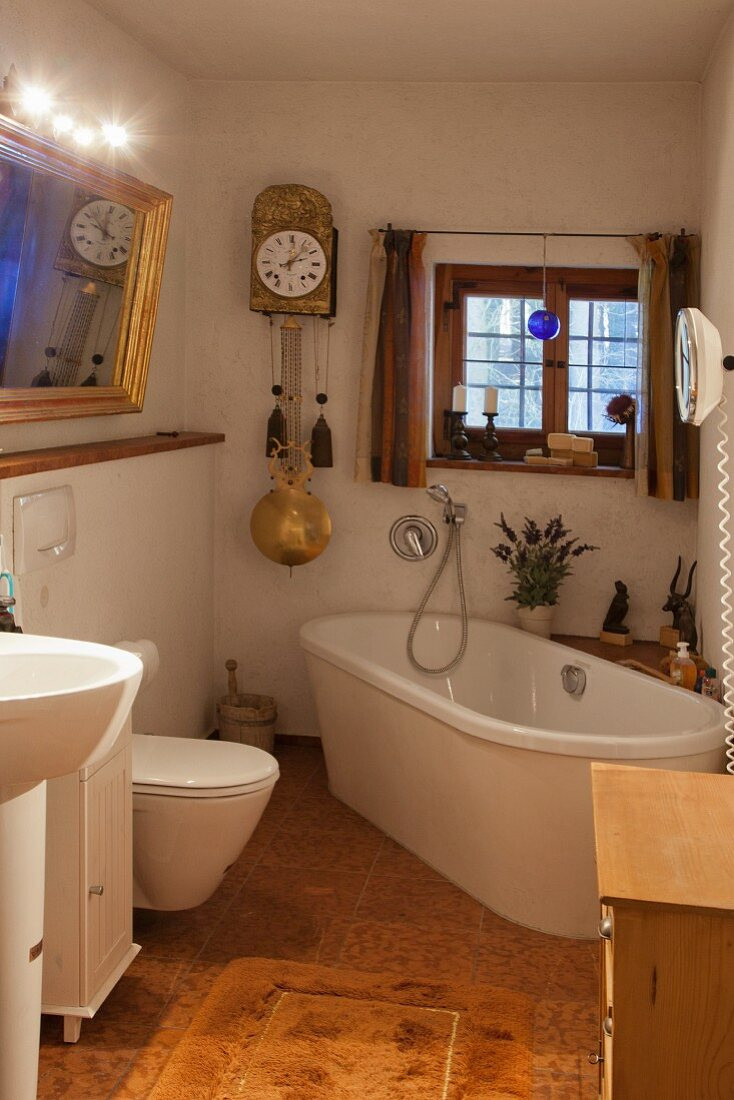 Badezimmer Mit Mix Aus Alt Und Neu Im … – Bild Kaufen – 12088826 in Badezimmer Alt