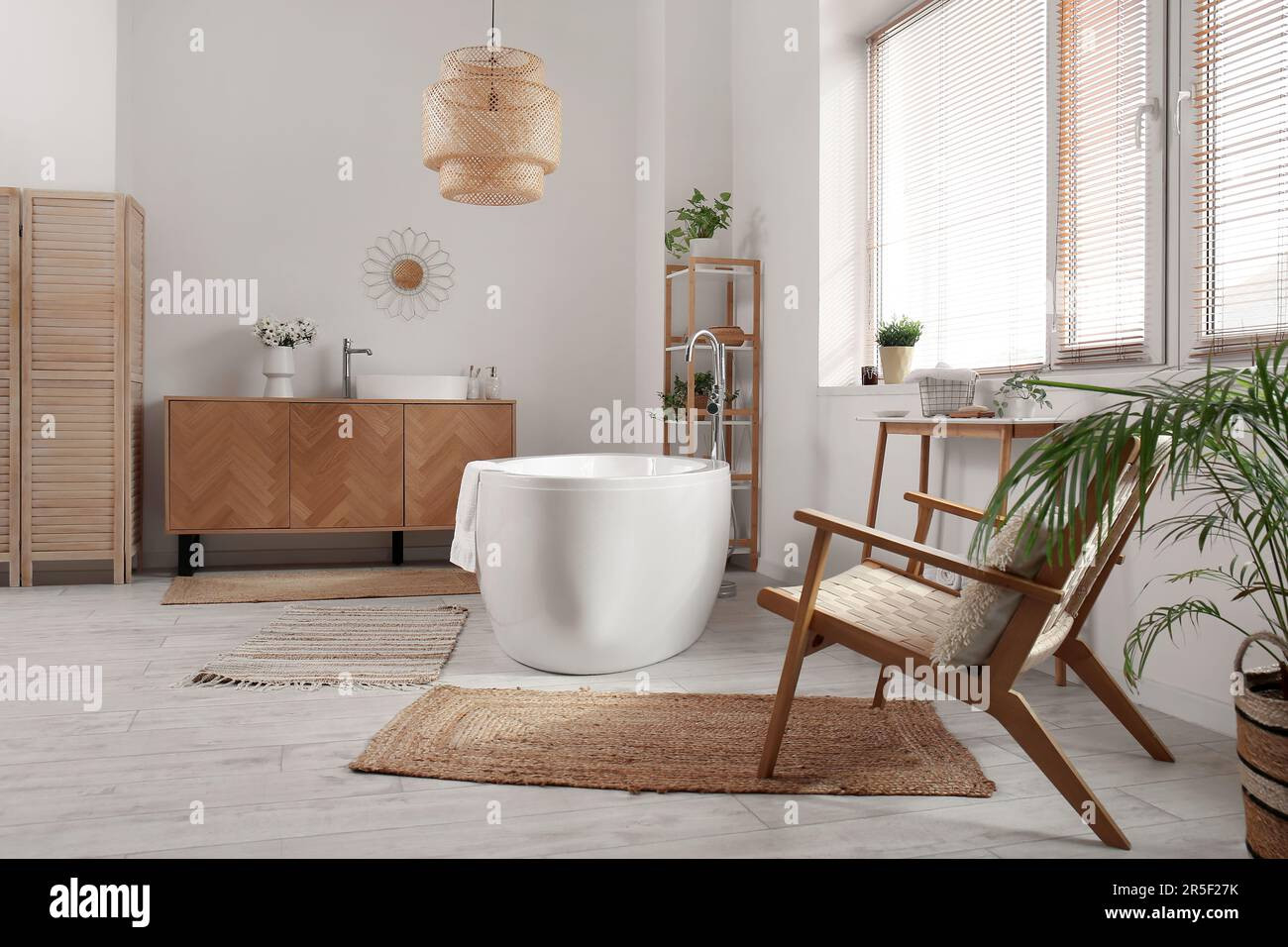 Badezimmer Mit Sessel, Badewanne Und Holzschrank Stockfotografie with Sessel Für Badezimmer