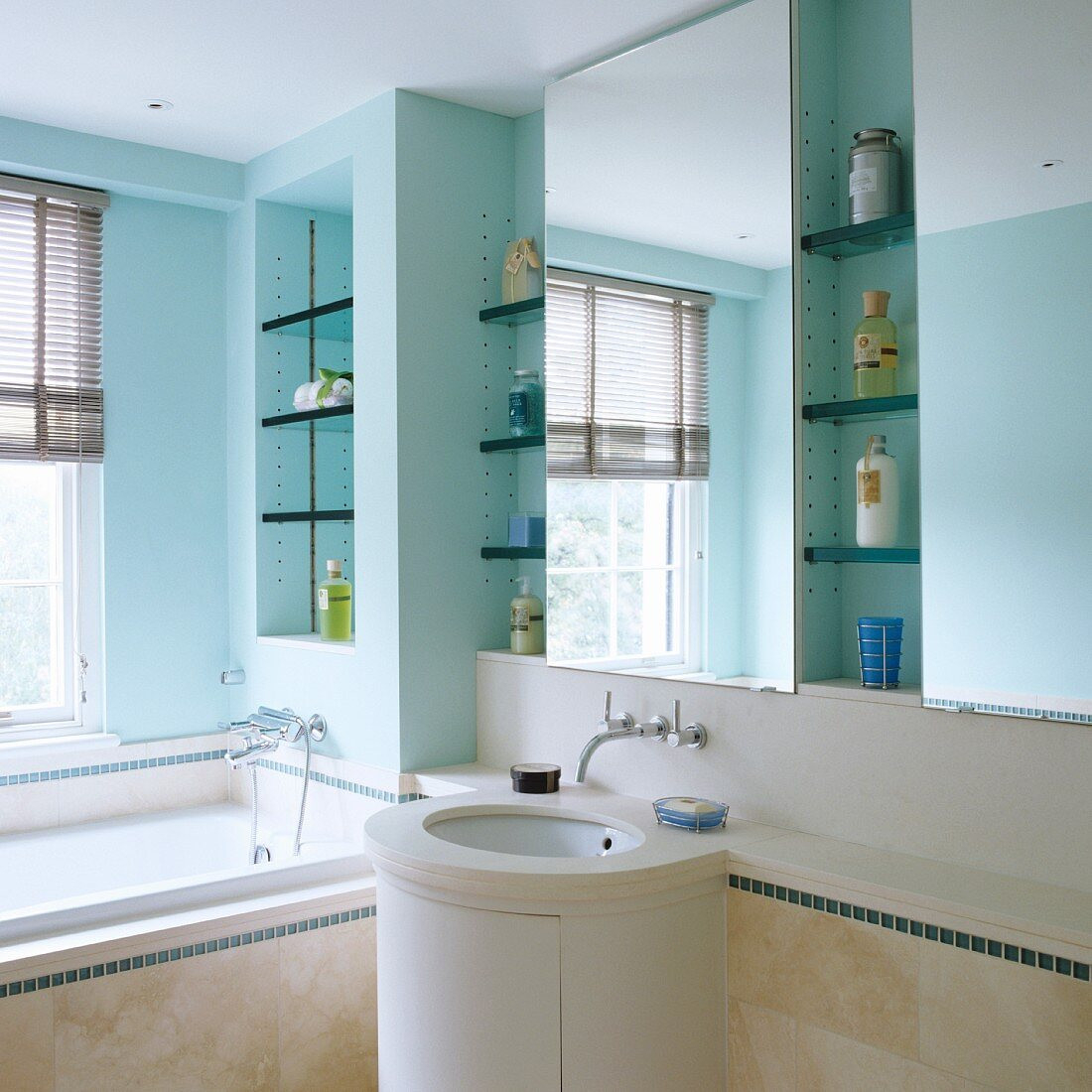 Badezimmer Mit Türkis Getönten Wänden, … – Bild Kaufen – 11198119 Regarding Badezimmer Türkis