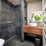 Badezimmer Schwarz Grau Schiefer Holz | Homify Regarding Badezimmer Holz Grau