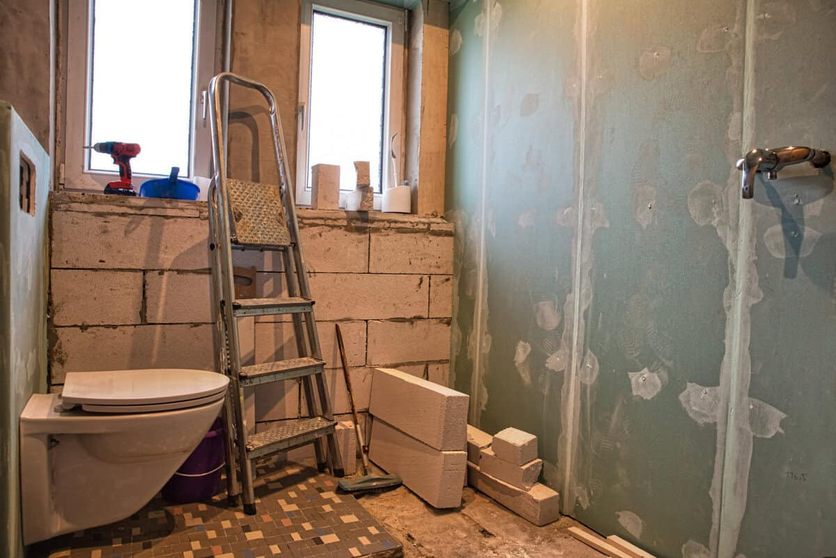 Badsanierung: Neues Badezimmer Mit Wohlfühlfaktor inside Badezimmer Leitungen Neu Verlegen Kosten