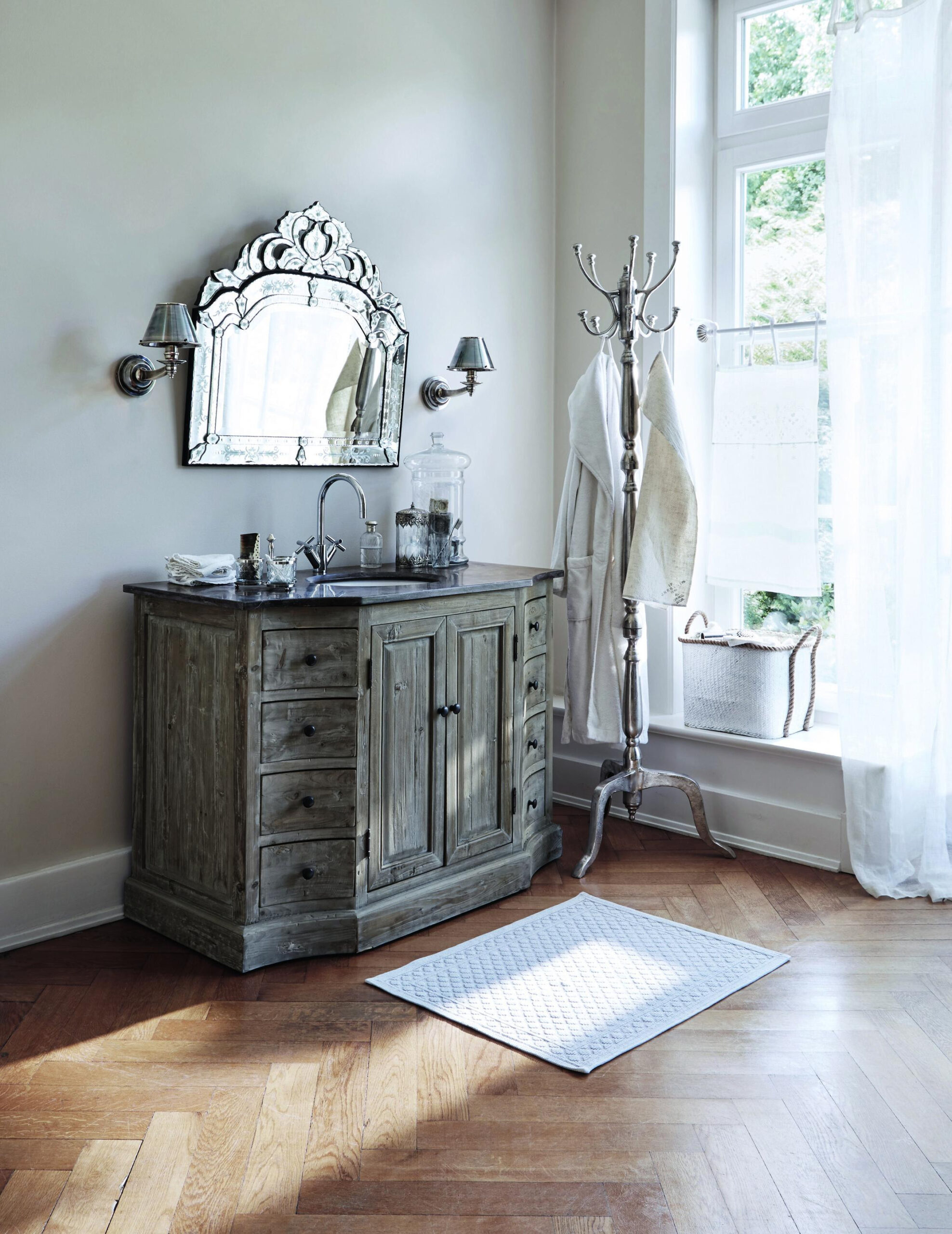 Eleganter Waschtisch Mit Edlen Accessoires #Bad #Vin regarding Loberon Badezimmer
