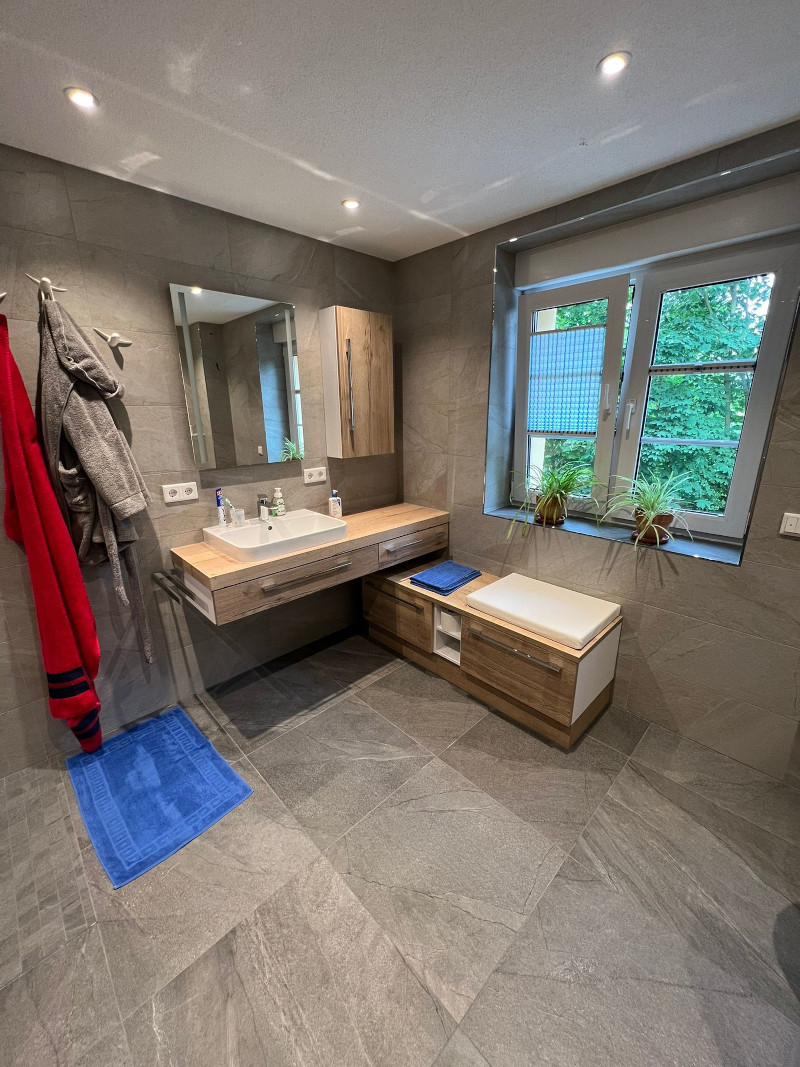 Größeres Bad Mit Ebenerdiger Dusche Und Waschtischecklösung Mit with regard to Sitzmöbel Badezimmer