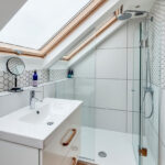 Kleines Badezimmer Unter Der Dachschräge – Bild Kaufen – 11977409 Regarding Kleine Badezimmer Mit Dachschräge