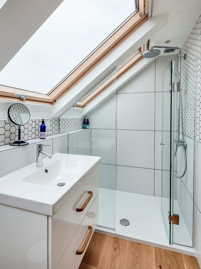 Kleines Badezimmer Unter Der Dachschräge – Bild Kaufen – 11977409 Regarding Kleine Badezimmer Mit Dachschräge