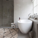 Modernes Bad In Grau Und Weiß Mit … – Bild Kaufen – 13176839 Regarding Modern Badezimmer Grau