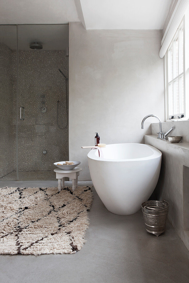 Modernes Bad In Grau Und Weiß Mit … – Bild Kaufen – 13176839 regarding Modern Badezimmer Grau