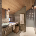 Modernes Badezimmer Mit Holzdecke Und … – Bild Kaufen – 13970885 With Holzdecke Badezimmer