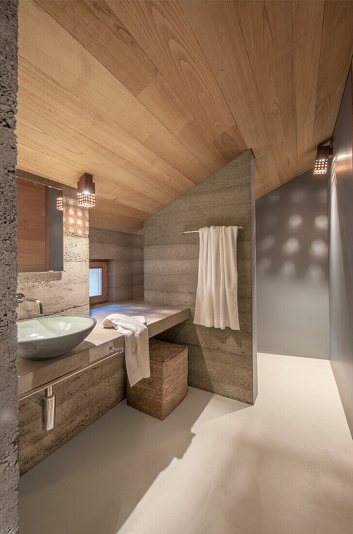 Modernes Badezimmer Mit Holzdecke Und … – Bild Kaufen – 13970885 with Holzdecke Badezimmer