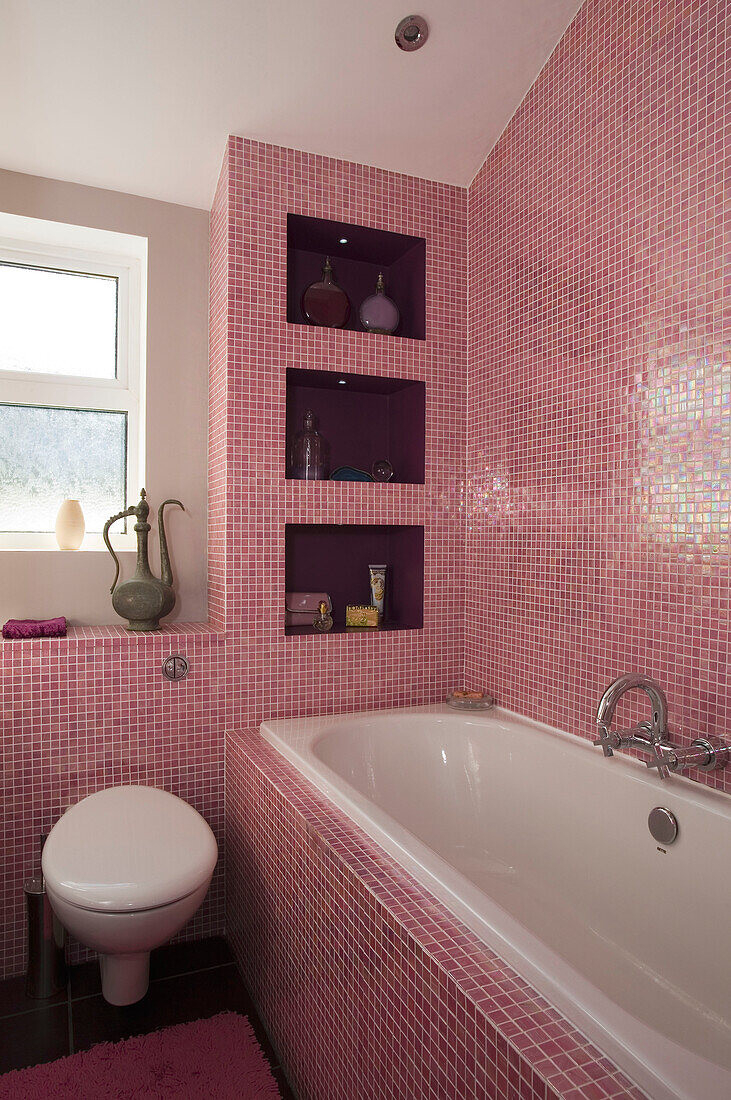 Rosa Gefliestes Badezimmer In Einem Haus … – Bild Kaufen pertaining to Rosa Badezimmer