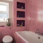Rosa Gefliestes Badezimmer In Einem Haus … – Bild Kaufen throughout Badezimmer Rosa