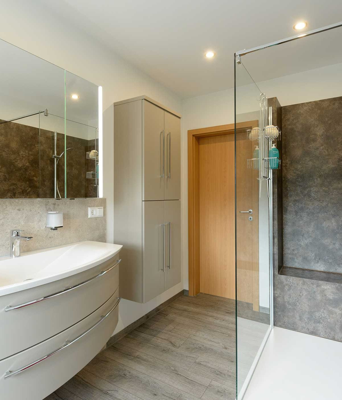 Schönes, Fliesenloses Bad Mit Dusche In Schiffdorf - Fischers Haus With Badezimmer Dusche