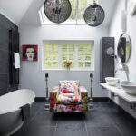 Sessel Mit Blumenstoff In Badezimmer Mit … – Bild Kaufen With Regard To Sessel Für Badezimmer