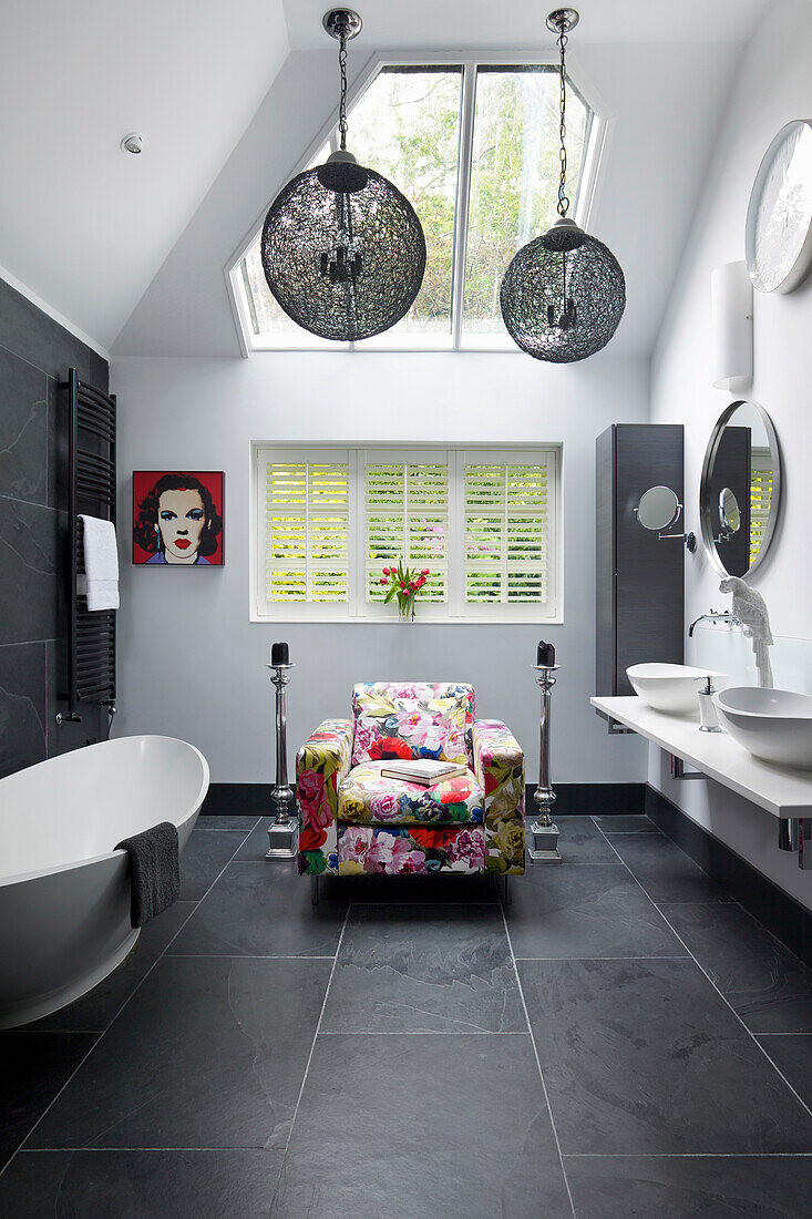Sessel Mit Blumenstoff In Badezimmer Mit … – Bild Kaufen With Regard To Sessel Für Badezimmer