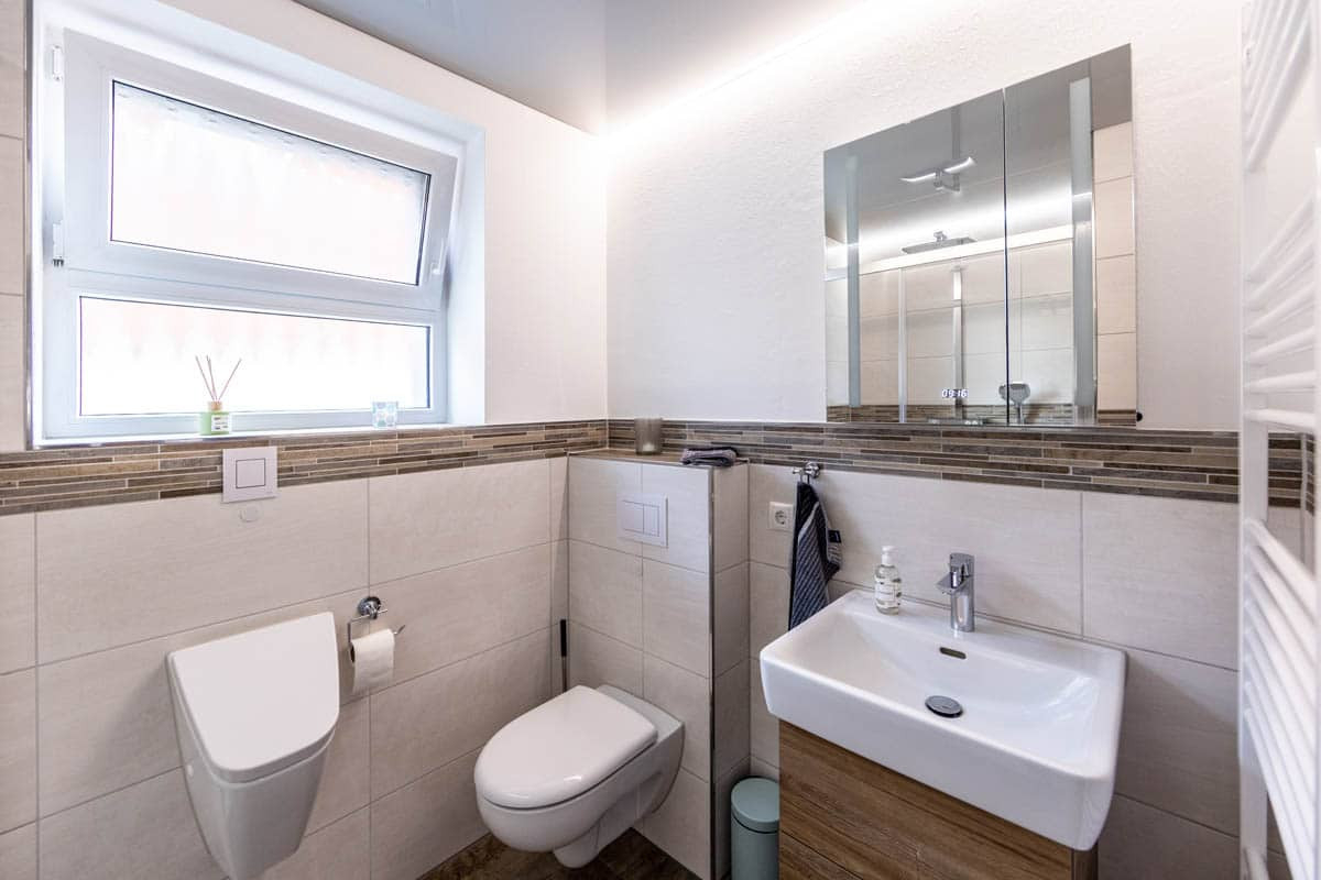 Welche Ist Die Beste Fliesenhöhe Im Bad: Halb- Oder Raumhoch? pertaining to Badezimmer Teilgefliest